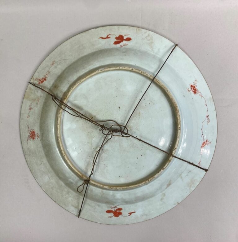 CHINE - Grand plat en céramique émaillé en camaïeu coral à décor de branchages…