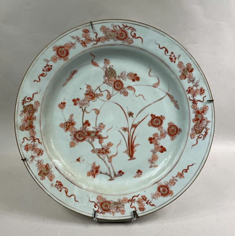 CHINE - Grand plat en céramique émaillé en camaïeu coral à décor de branchages…