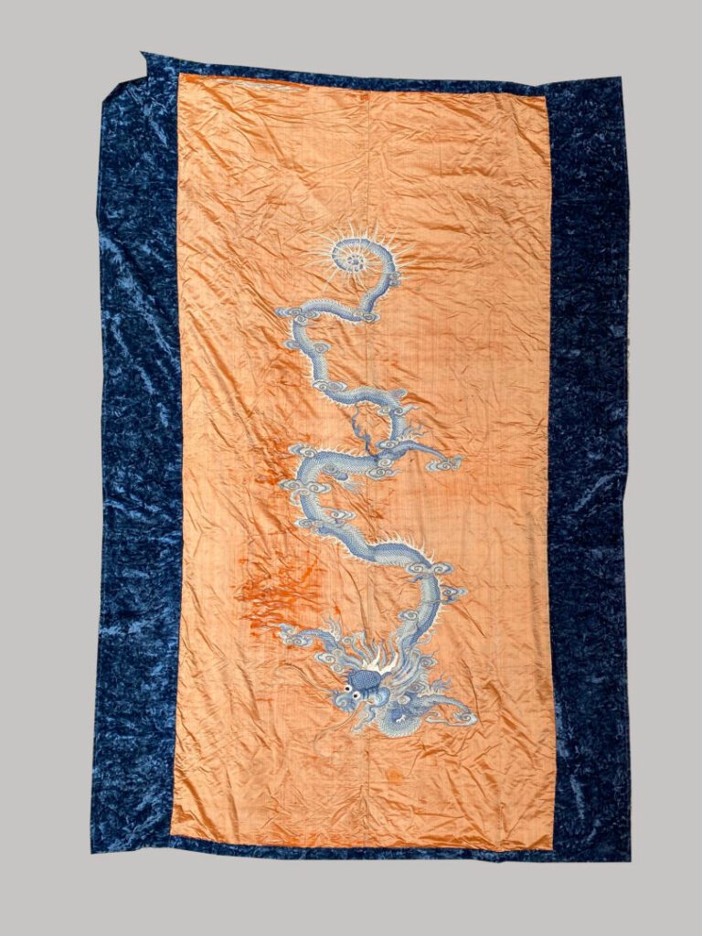 CHINE - Grande broderie en soie et velours figurant un dragon en camaïeu bleu p…