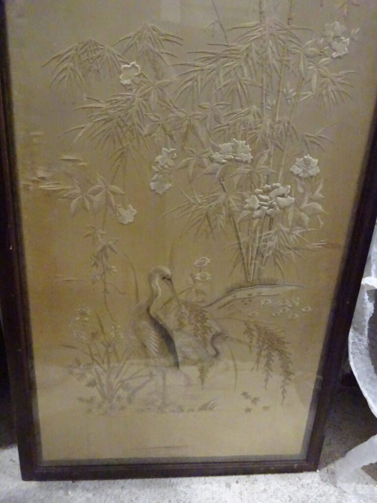 CHINE - Grande paire de panneaux de soie brodés à décor d'oiseaux et bambou - 1…