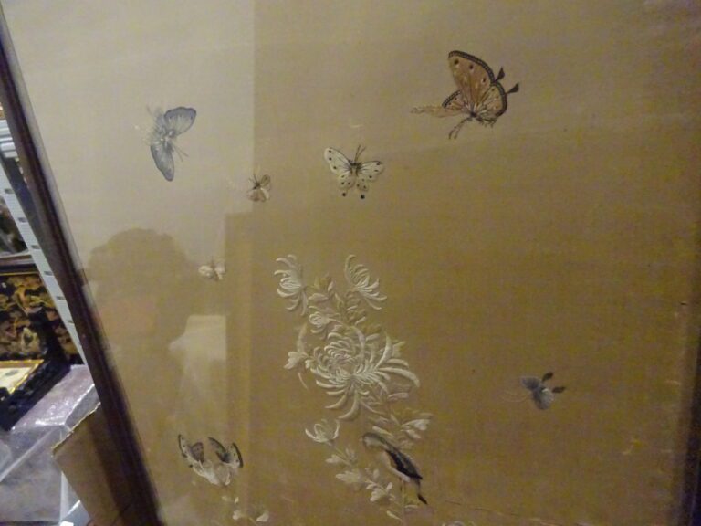 CHINE - Grande paire de panneaux de soie brodés à décor d'oiseaux et bambou - 1…