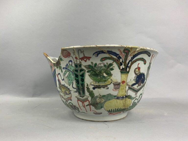 CHINE - Grande vasque en porcelaine émaillée, dans le style de la Famille verte…