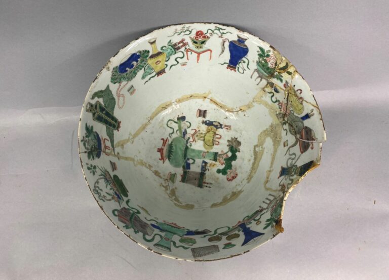 CHINE - Grande vasque en porcelaine émaillée, dans le style de la Famille verte…
