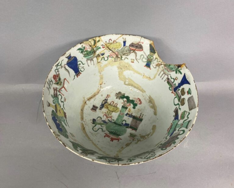 CHINE - Grande vasque en porcelaine émaillée, dans le style de la Famille verte…