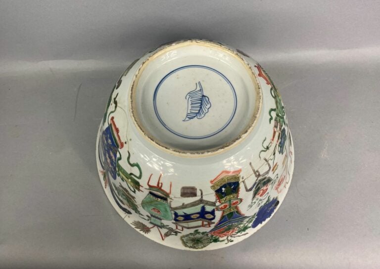 CHINE - Grande vasque en porcelaine émaillée, dans le style de la Famille verte…