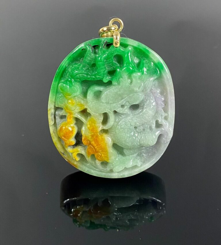 CHINE - Important pendentif en jade jadéite, lavande et rouille sculpté d'un dr…