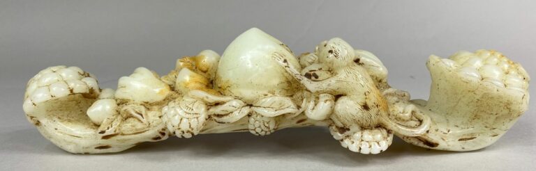 CHINE - Important sceptre en jade blanc veiné de rouille sculpté, figurant une…