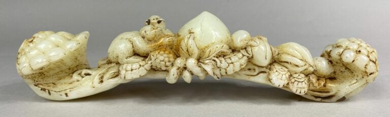 CHINE - Important sceptre en jade blanc veiné de rouille sculpté, figurant une…