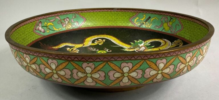 CHINE - Importante coupe circulaire en émaux cloisonnés ornée de deux dragons c…