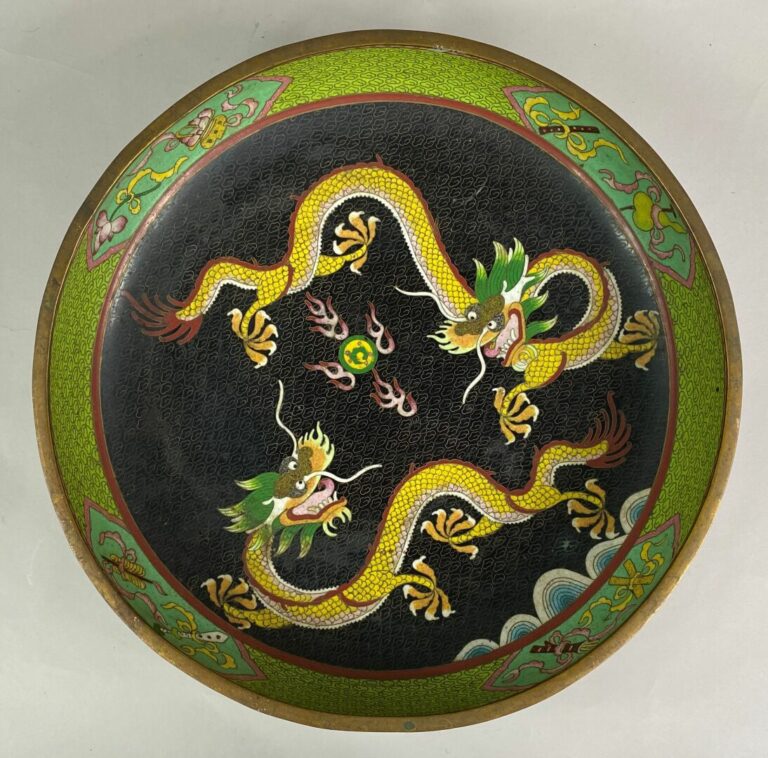 CHINE - Importante coupe circulaire en émaux cloisonnés ornée de deux dragons c…