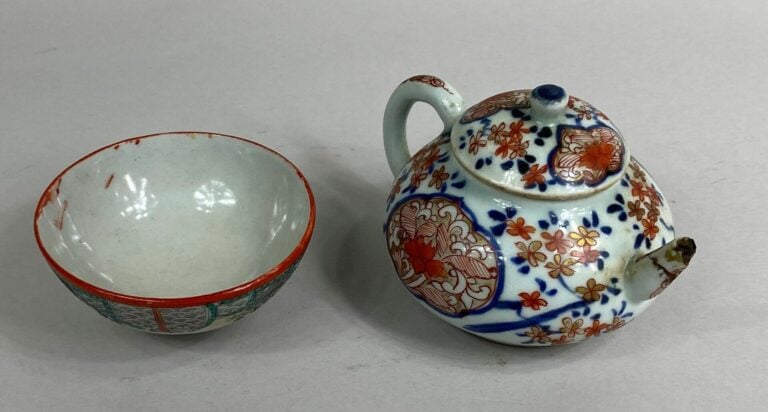 CHINE/ JAPON - Petite théière en porcelaine Imari à décor bleu et coral de fleu…