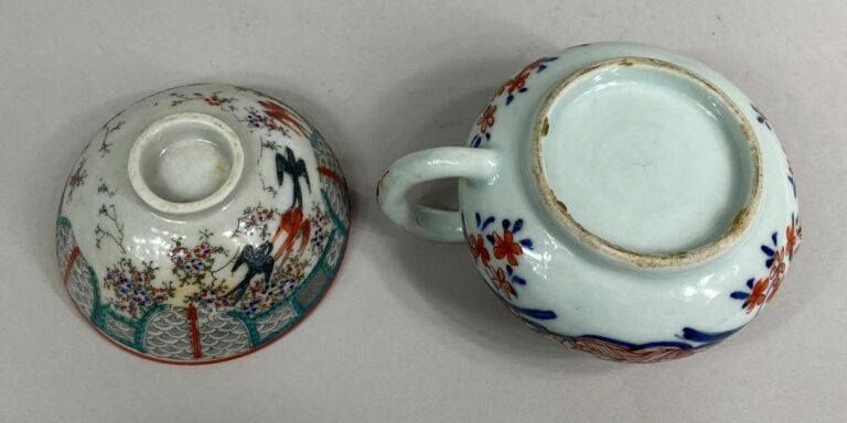 CHINE/ JAPON - Petite théière en porcelaine Imari à décor bleu et coral de fleu…