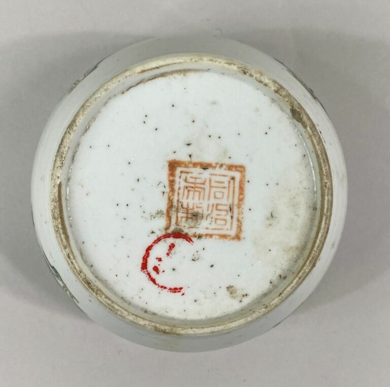 CHINE - Lot comprenant - - un pot couvert en porcelaine émaillée à décor de pru…
