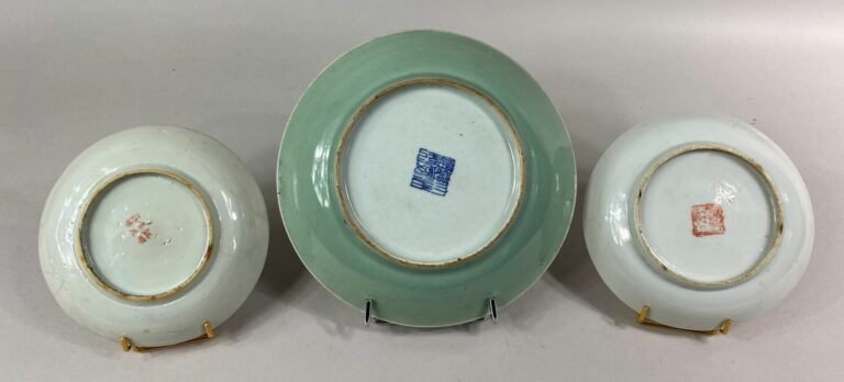 CHINE - Lot comprenant - - un pot couvert en porcelaine émaillée à décor de pru…