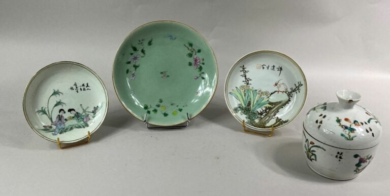 CHINE - Lot comprenant - - un pot couvert en porcelaine émaillée à décor de pru…