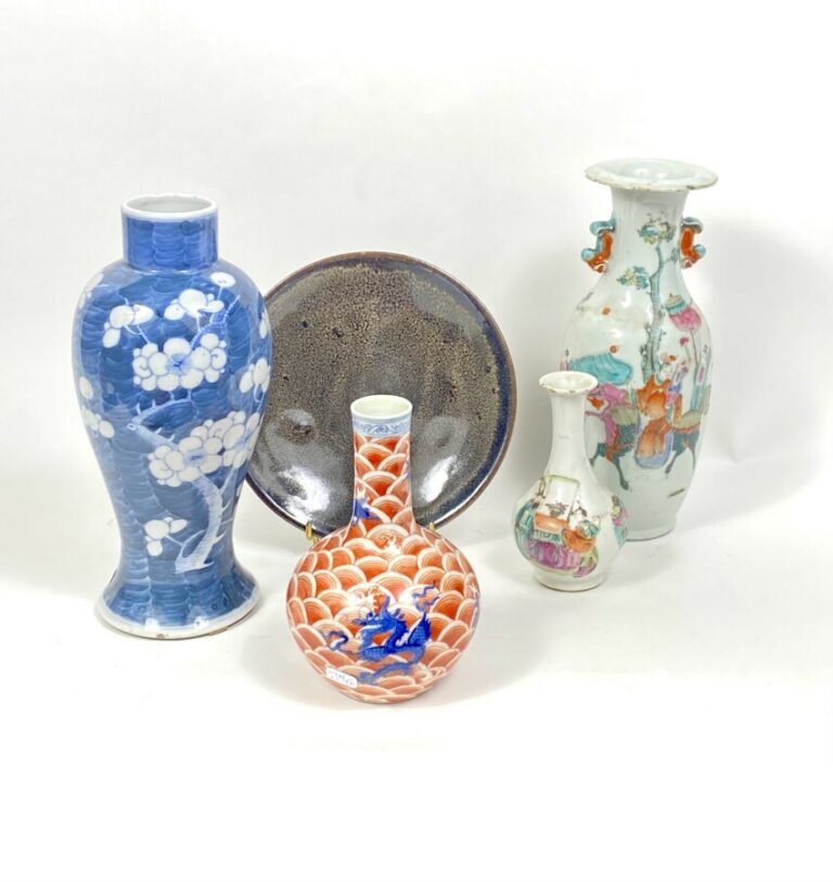 CHINE - Lot comprenant : - Vase balustre en céramique à décor de fleurs de prun…