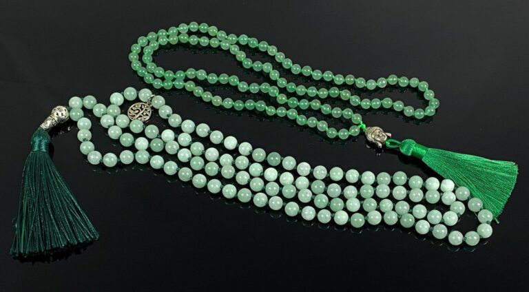 CHINE - Lot de deux chapelets en perles de verre teinté ou pierres dures vertes…