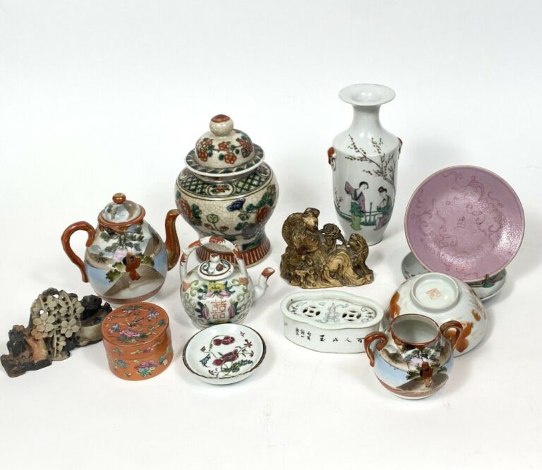 CHINE. Lot de porcelaines comprenant : vase, théière, boîtes, coupelles... (acc…