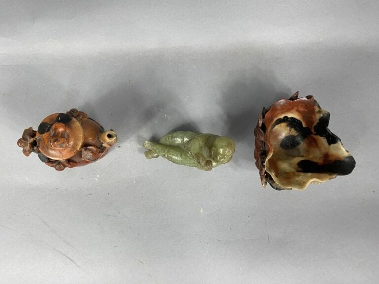 CHINE - Lot de trois pièces en pierre dure comprenant une théière sculptée de f…
