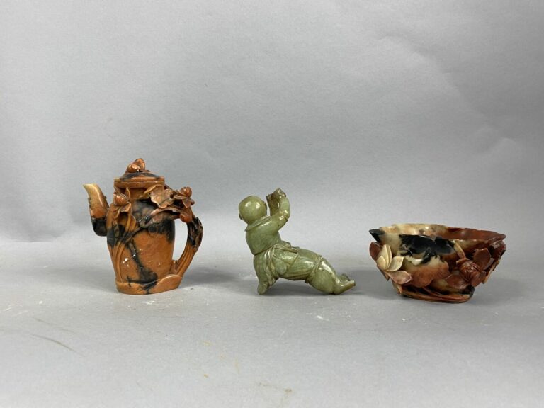 CHINE - Lot de trois pièces en pierre dure comprenant une théière sculptée de f…