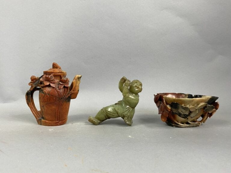 CHINE - Lot de trois pièces en pierre dure comprenant une théière sculptée de f…