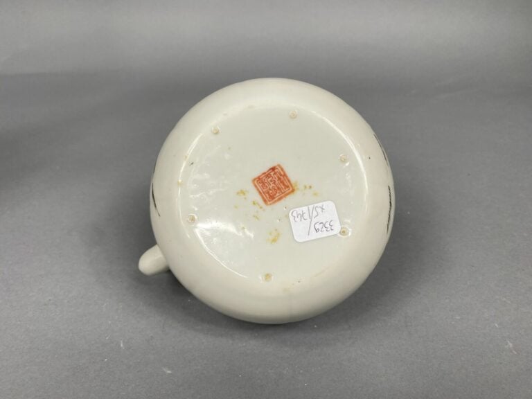 CHINE - Lot decinq pièces asiatiques comprenant comprenant une théière sculptée…