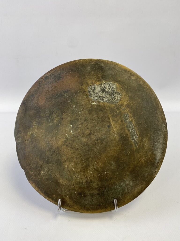CHINE - Miroir rond en bronze sculpté à patine dorée, il est décoré de frises g…