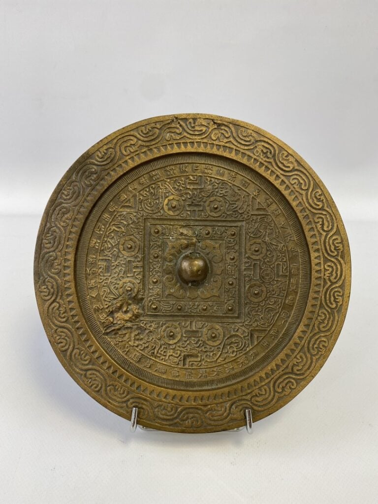 CHINE - Miroir rond en bronze sculpté à patine dorée, il est décoré de frises g…