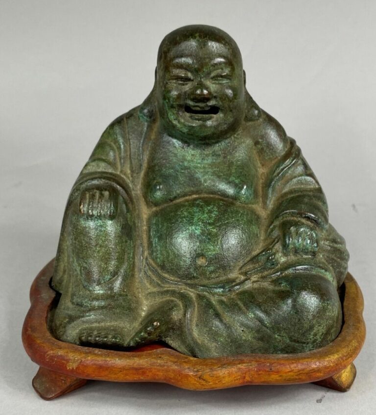 CHINE, Moderne - Bouddha rieur en bronze à patine verte sur son socle en bois -…