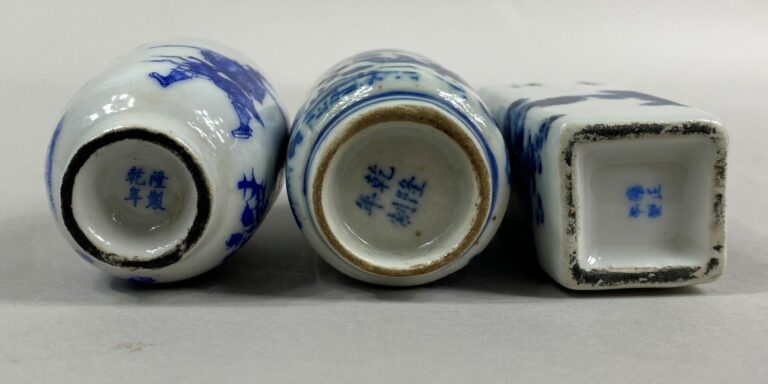 CHINE, Moderne - Ensemble de trois tabatières en porcelaine bleu blanc, décor i…