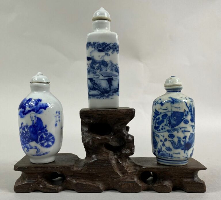 CHINE, Moderne - Ensemble de trois tabatières en porcelaine bleu blanc, décor i…