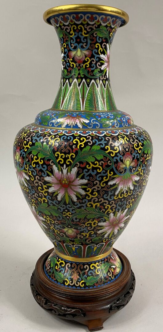 CHINE, Moderne - Vase en émaux cloisonnés à décor de fleurs de lotus, frises de…