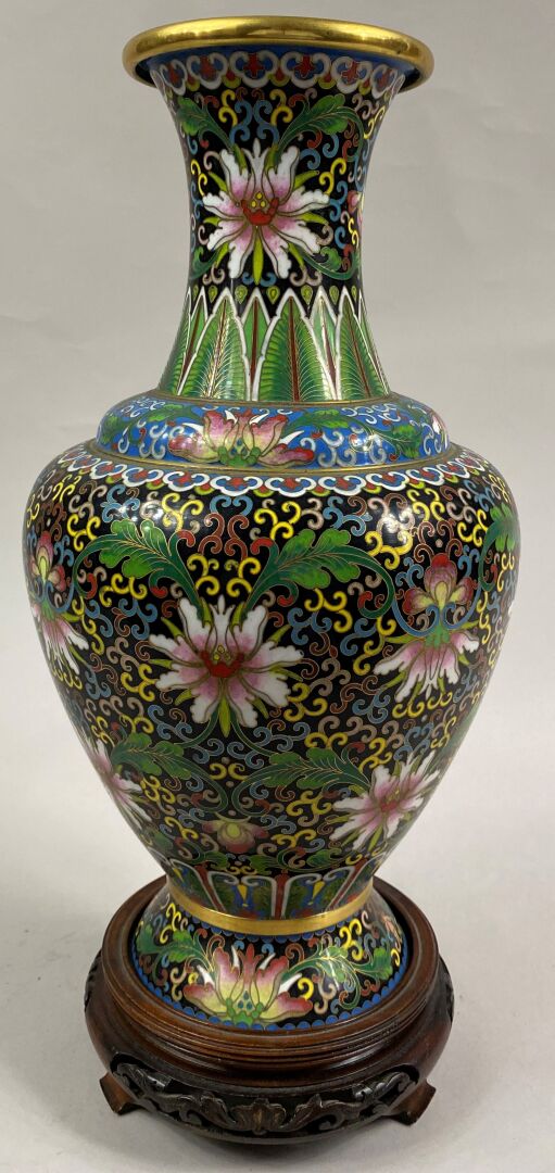 CHINE, Moderne - Vase en émaux cloisonnés à décor de fleurs de lotus, frises de…