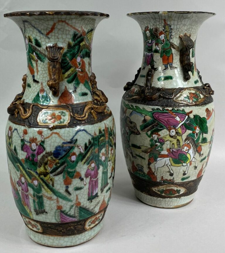 CHINE, NANKIN - Ensemble de deux vases balustres en céramique craquelée sur fon…