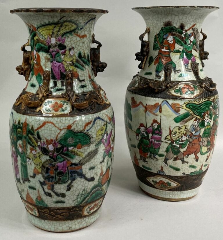 CHINE, NANKIN - Ensemble de deux vases balustres en céramique craquelée sur fon…