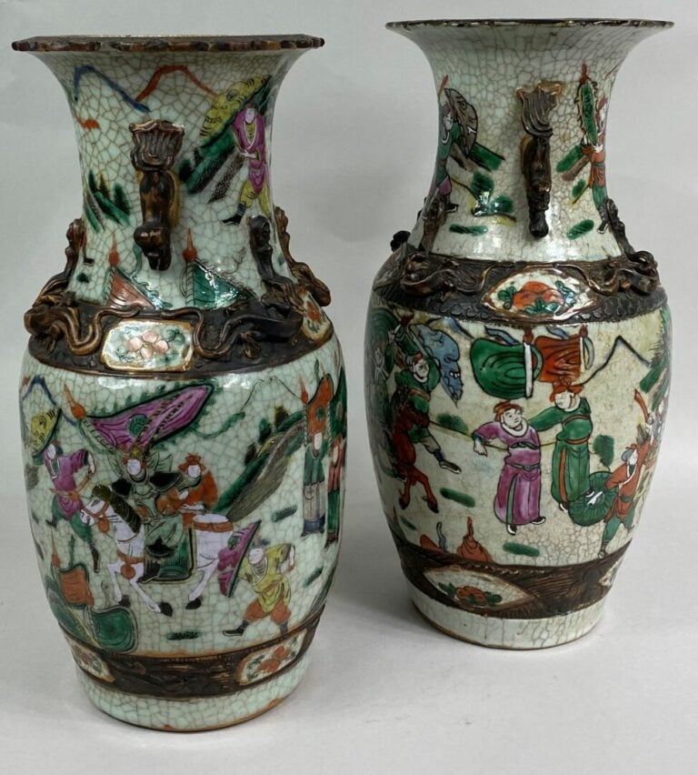 CHINE, NANKIN - Ensemble de deux vases balustres en céramique craquelée sur fon…