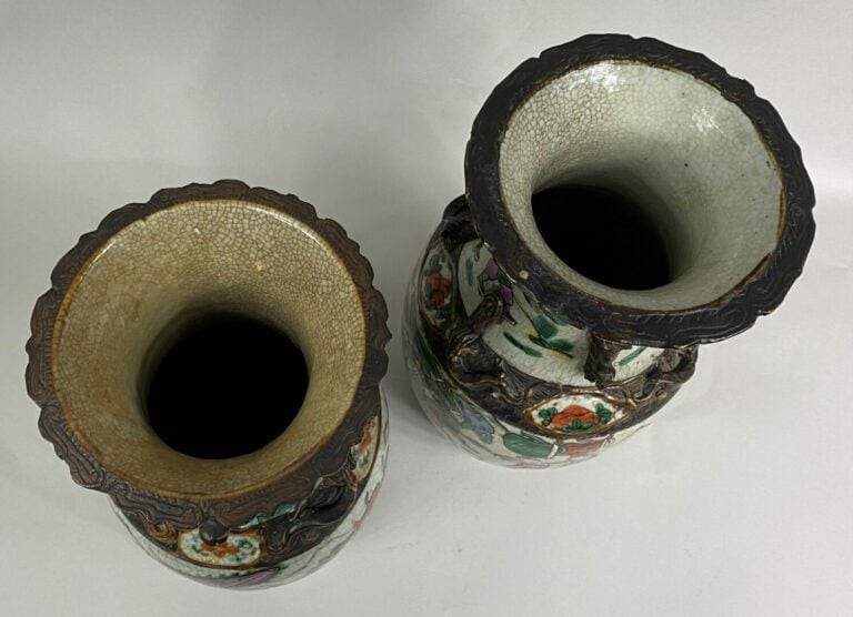CHINE, NANKIN - Ensemble de deux vases balustres en céramique craquelée sur fon…
