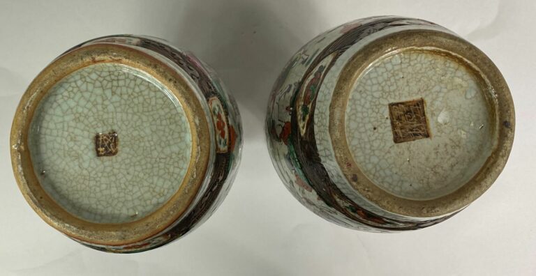 CHINE, NANKIN - Ensemble de deux vases balustres en céramique craquelée sur fon…