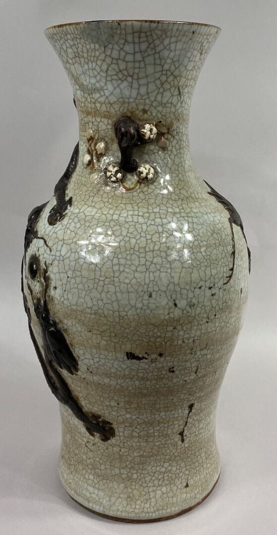 CHINE, NANKIN - Vase balustre en céramique craquelée sur fond crème à décor en…