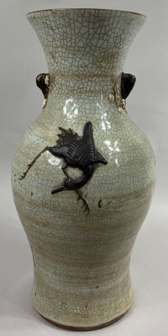 CHINE, NANKIN - Vase balustre en céramique craquelée sur fond crème à décor en…