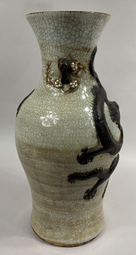 CHINE, NANKIN - Vase balustre en céramique craquelée sur fond crème à décor en…