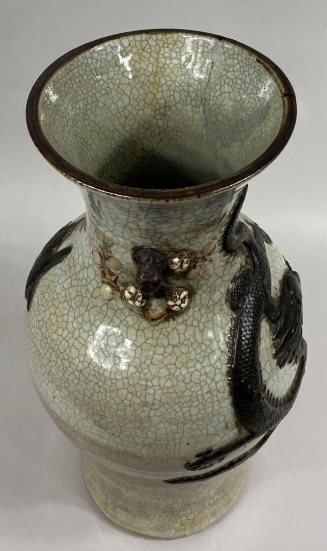 CHINE, NANKIN - Vase balustre en céramique craquelée sur fond crème à décor en…