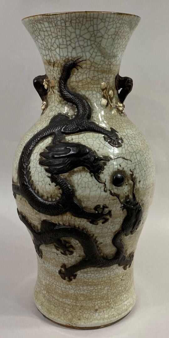 CHINE, NANKIN - Vase balustre en céramique craquelée sur fond crème à décor en…