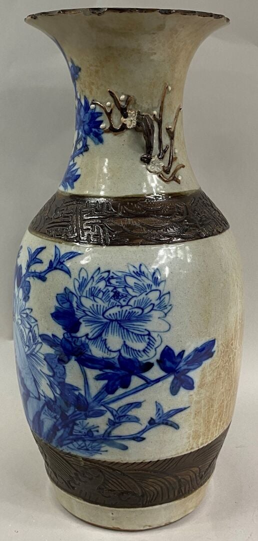 CHINE, NANKIN - Vase balustre en grès émaillé bleu sur fond crème à décor de fa…
