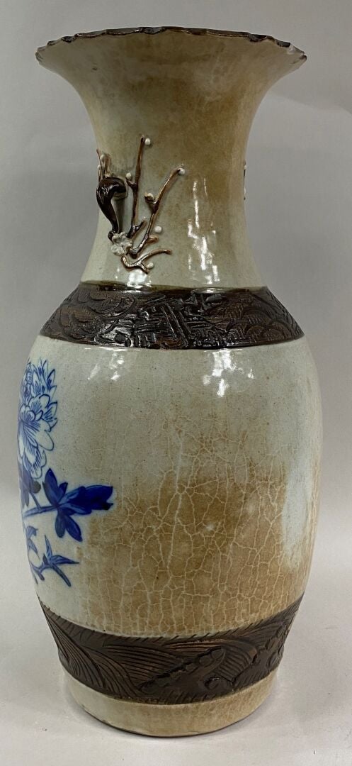 CHINE, NANKIN - Vase balustre en grès émaillé bleu sur fond crème à décor de fa…