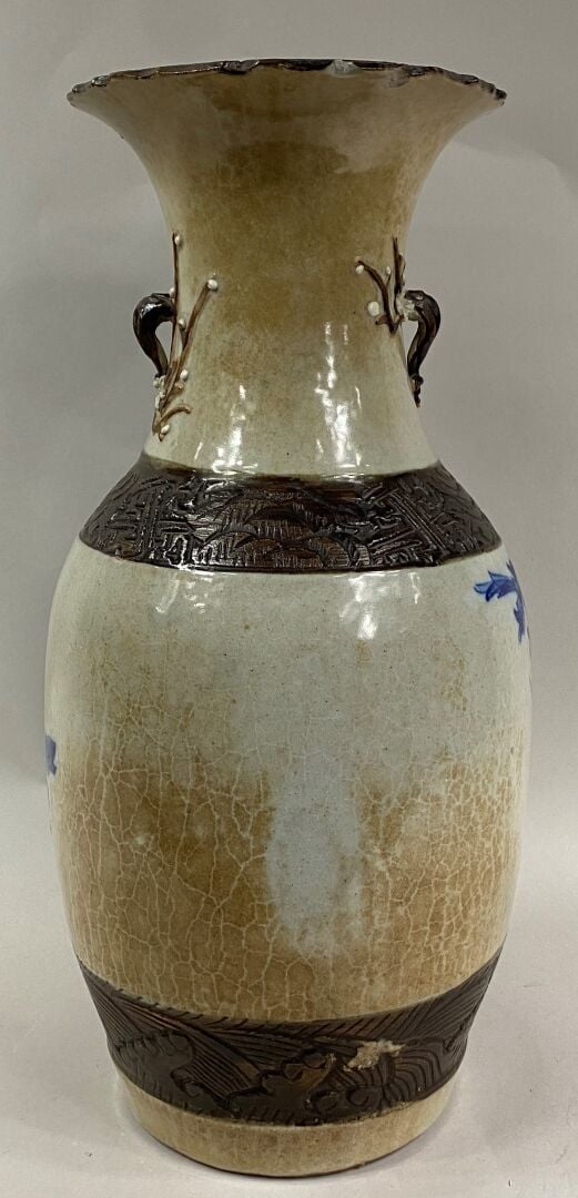 CHINE, NANKIN - Vase balustre en grès émaillé bleu sur fond crème à décor de fa…