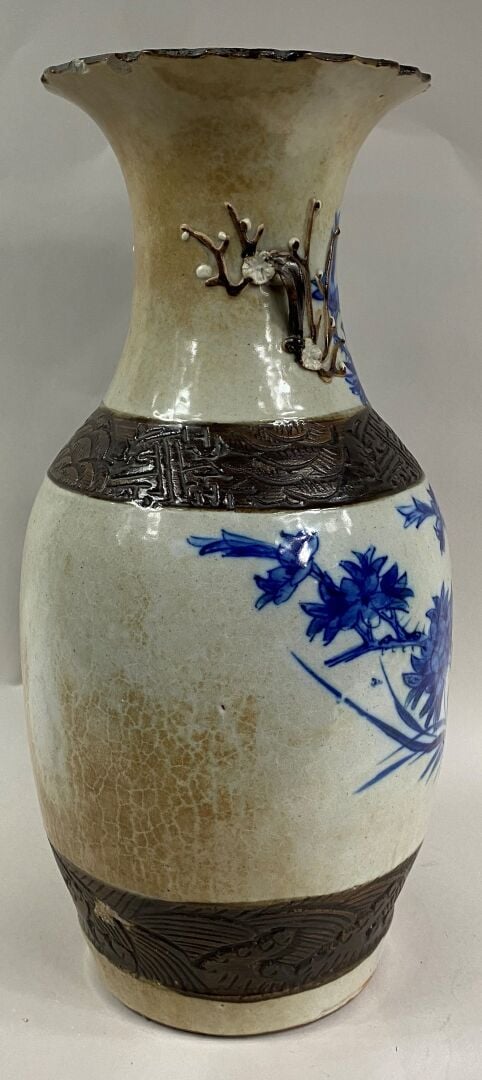 CHINE, NANKIN - Vase balustre en grès émaillé bleu sur fond crème à décor de fa…