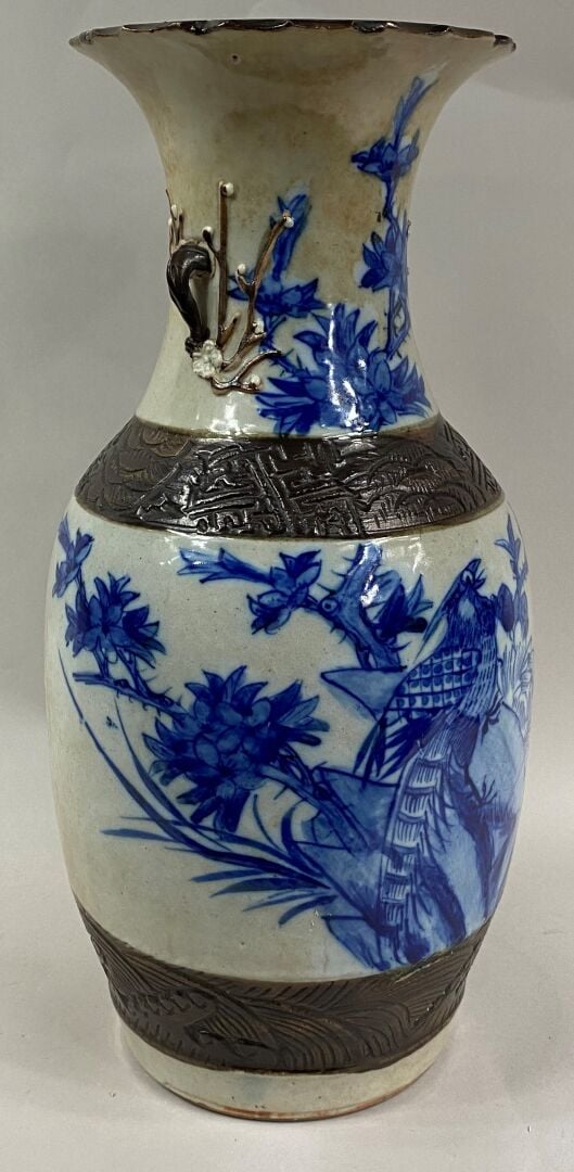 CHINE, NANKIN - Vase balustre en grès émaillé bleu sur fond crème à décor de fa…