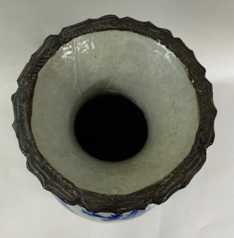 CHINE, NANKIN - Vase balustre en grès émaillé bleu sur fond crème à décor de fa…