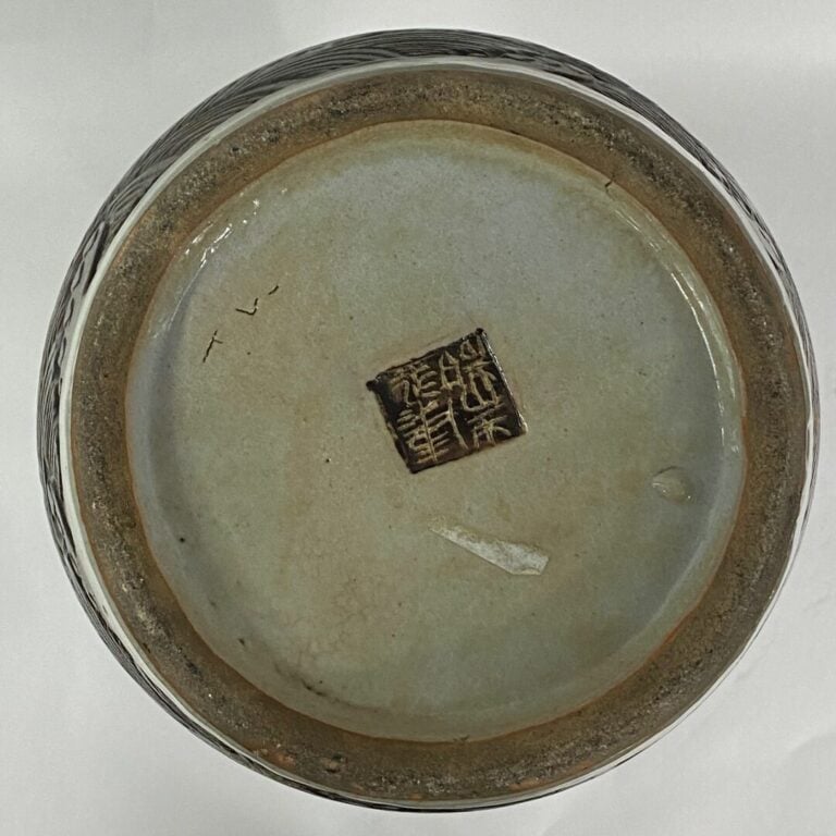 CHINE, NANKIN - Vase balustre en grès émaillé bleu sur fond crème à décor de fa…